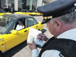 En las primeras tres horas del operativo que arrancó ayer, fueron sancionados 20 taxistas.  /
