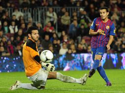 Pedro (der.) anota uno de los nueve goles del cuadro catalán en el partido. AP  /