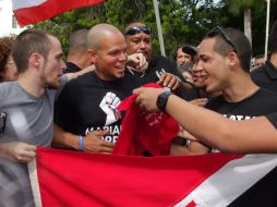 René Pérez salió a caminar por las calles de su tierra. EFE  /