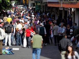 Desde horas matinales como en vespertinas se registran grandes concentraciones de gente y congestionamientos vehiculares.  /