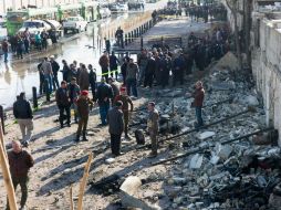Rescatistas sirios trabajan en la zona donde se registró una de las explosiones por atentados terroristas. NTX  /