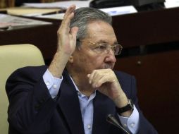 El presidente de Cuba, Raúl Castro levanta la mano para votar por el presupuesto de 2012 durante una reunión parlamentaria. AP  /