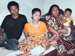 Meri Yulanda posa con su familia, quien la dio por muerta hace siete años. Hoy, regresa con ellos en Meulaboh (Indonesia). EFE  /