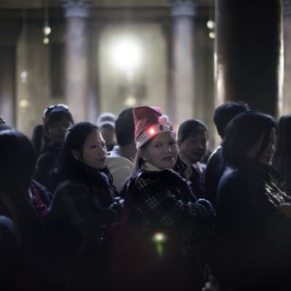 Miles de peregrinos visitan Belén en víspera de la Navidad