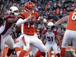 El mariscal de campo Andy Dalton (14) hizo envíos de 'touchdown' de once yardas a Jermaine Gresham, y de 19 a Jerome Simpson. AP  /