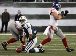 Dave Tollefson celebra luego de taclear Mark Sanchez. AP  /