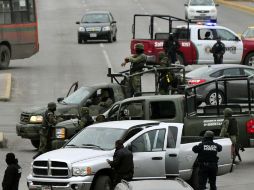 Elementos militares y policiacos mantienen un fuerte dispositivo de seguridad en la zona donde se registró la balacera. EFE  /