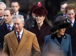 (De izq. a der.) Los príncipes Guillermo y Carlos; las duquesas Catalina y Camila; y el Príncipe Harry. REUTERS  /