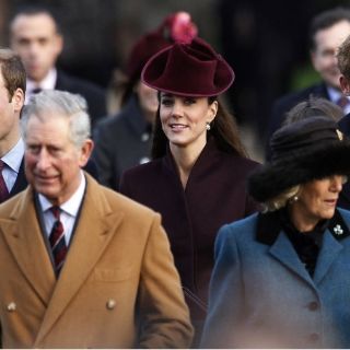 Duques de Cambridge engalanan reunión navideña de familia real