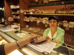 El IVA es un impuesto indirecto que afecta a los consumidores finales. AP  /