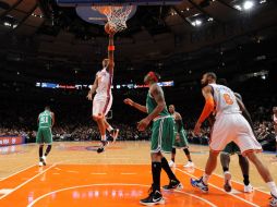 Bill Walker # 5 de los Knicks de Nueva York conduce a la canasta durante la segunda mitad contra los Celtics de Boston. AFP  /