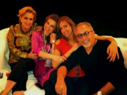 La cantante y actriz Thalía subió a su cuenta una fotografía en la que se le ve festejando con su hermana Laura Zapata. TWITTER @thalia  /