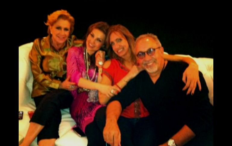 La cantante y actriz Thalía subió a su cuenta una fotografía en la que se le ve festejando con su hermana Laura Zapata. TWITTER @thalia  /