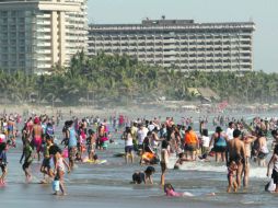 Las playas de Acapulco se ven abarrotadas por el arribo de los turistas. EL UNIVERSAL  /