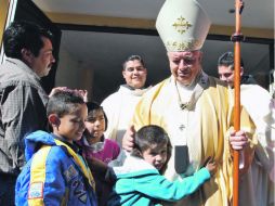 Algunos pequeños del albergue Paipid se acercaron al cardenal Juan Sandoval para abrazarlo, durante la celebración de la Navidad.  /