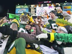James Jones, de Green Bay, celebra con aficionados, tras anotar un touch down. REUTERS  /
