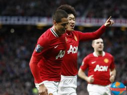 Ji-Sung Park celebra su gol, junto a su compañero Javier Hernández. AP  /