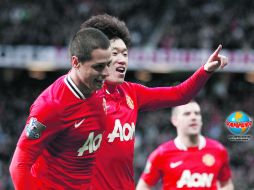 Pese a que fueron cinco goles del Man Utd, el “Chicharito” (izq.) se fue en blanco; aquí celebra la anotación de su compañero Park. AP  /