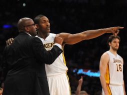 El cambio de entrenador no ha dado buenos frutos a los Lakers. AFP  /