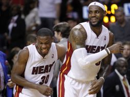 Norris Cole y LeBron James celebran la victoria del equipo. REUTERS  /
