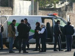 En la imagen, elementos de la Policía de Guadalajara y agentes del Semefo resguardando la zona para realizar las averiguaciones.  /