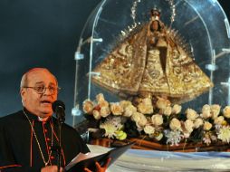 El cardenal cubano Jaime Ortega pronuncia un discurso junto a la imagen de la virgen de la Caridad del Cobre. EFE  /