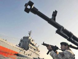 Miembros de la Armada iraní participan en las maniobras militares ''Velayat 90'' en el Sur de Irán. EFE  /