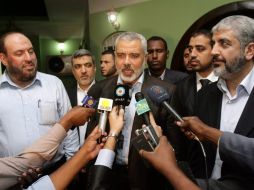 Ismail Haniye, atiende a la prensa en presencia del líder de Hamás, Jaled Mechal, en Jartum. EFE  /