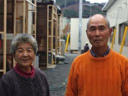 Los supervivientes que fueron colocados en casas prefabricadas no se quejan de su situación. AFP  /