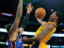 Devin Ebanks de Lakers intenta un lanzamiento mientras es bloqueado por Tyson Chandler de Knicks durante primera mitad del juego. AP  /