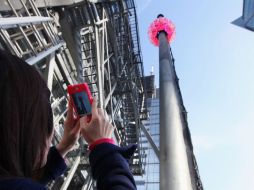 Espectadores observan los ensayos de funcionamiento de la esfera que recibirá el 2012 en la tradicional plaza. AFP  /
