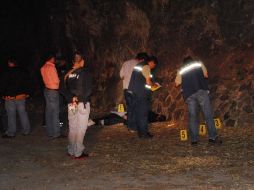 Personal del Instituto Jalisciense de Ciencias Forenses, localizaron en la escena del crimen seis casquillos.  /