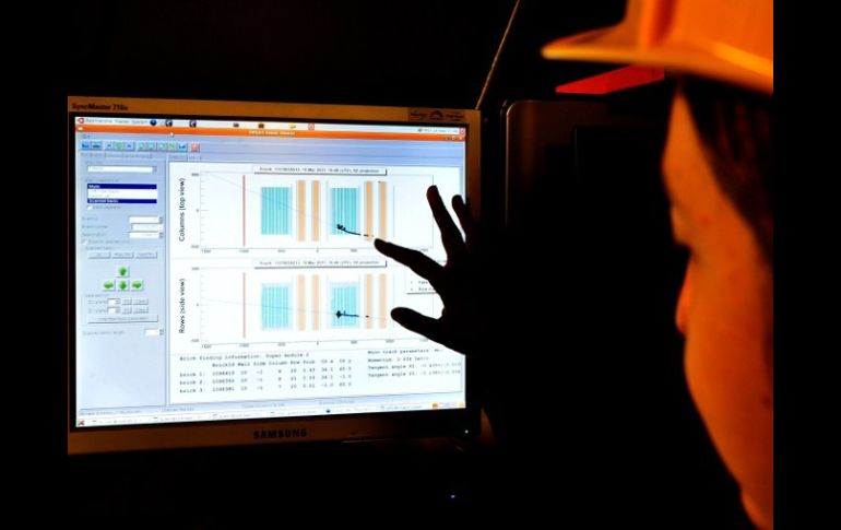 Un investigador ve un reporte de un experimento con neutrinos. La partícula es la estrella científica de 2011. AFP  /