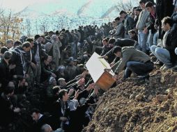 Numerosas personas asistieron al entierro de los turcos asesinados. AP  /