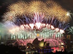 Australianos disfrutan del espectáculo de fuegos artificiales para recibir al año 2012. REUTERS  /