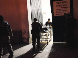 Personal del IJCF trasladaron el cuerpo de quien perdió la vida al momento de la agresión.  /