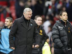 Decepción en los rostros de Ferguson y de 'Chicharito' Hernández luego de la derrota. AP  /