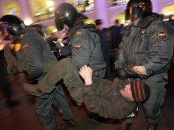 La protesta separada atrajo a unas 100 personas en San Petesburgo, donde la policía reportó unos 10 arrestos. EFE  /