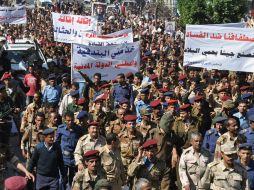 Manifestantes pedían que depusieran las armas en el sur y que el Gobierno abriese la carretera entre Adén y Zinjibar. AP  /