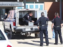 Policías aseguran los explosivos que llevaba el hombre. AP  /