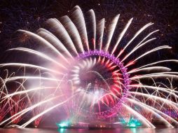 Fuegos artificiales en ''El Ojo'' se desplegaron en Londres para recibir el nuevo año. REUTERS  /