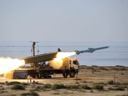 Miembros del IRNA haciendo las pruebas con los misiles de largo y corto alcance. AP  /
