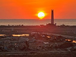 Las luces del sol de Año Nuevo ilumina la zona afectada por el tsunami en Marzo en Kesennuma, Miyagi. REUTERS  /