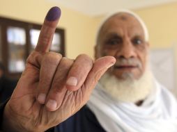 Un hombre egipcio muestra el dedo manchado de tinta tras votar en El Cairo. EFE  /