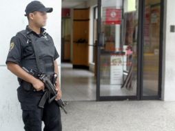 El hombre no recibió auxilio oportuno ni de los clientes ni del personal del banco. ARCHIVO  /