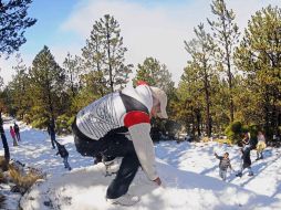 Habitantes de la Sierra Cofre de Perote, Veracruz, juegan con nieve que cayó en horas de la mañana. AFP  /