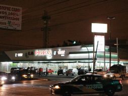 En los operativos decembrinos, se detectó la venta y consumo indiscriminado de alcohol en el estacionamiento de la vinatería. ARCHIVO  /