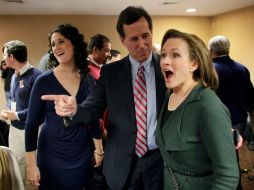 Rick Santorum (c) reacciona junto a su esposa e hija tra conocer los primeros resultados  de los caucus de Iowa. REUTERS  /