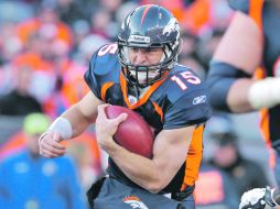 Tim Tebow, suple sus limitaciones para lanzar el ovoide con su habilidad para correr, lo que ha resultado. GETTY IMAGES SPORT  /