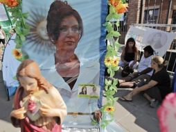 Partidarios acampan en las cercanías del nosocomio para expresarle su solidaridad. EFE  /